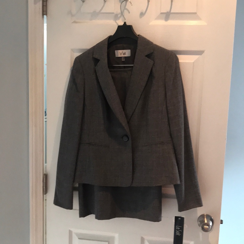 Le Suit Pencil skirt suit set (never used), size 4
